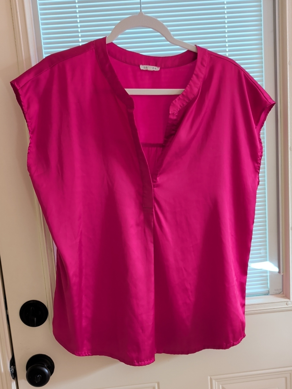 JODIFL Fuchsia Cap Sleeve Split V-Neck Blouse Size M